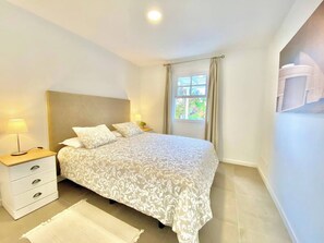 2 slaapkamers, een strijkplank/strijkijzer, reisbedje, gratis wifi