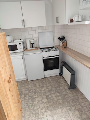 Køleskab, mikrobølgeovn, ovn, kogeplade