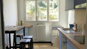 Een koelkast, een magnetron, een oven, een kookplaat