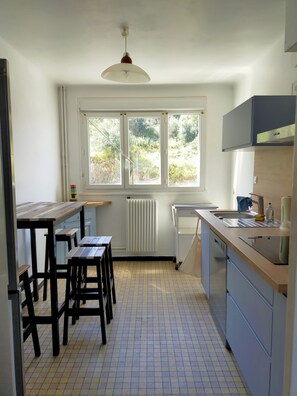 Een koelkast, een magnetron, een oven, een kookplaat