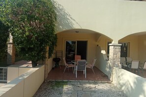 Outdoor dining - 2 Bedroom House Sleeps 6 - Pool, Hot Tub, Garden (Mandria)