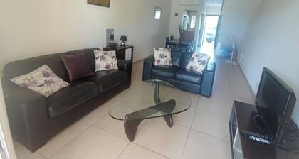 2 Bedroom House Sleeps 6 - Pool, Hot Tub, Garden