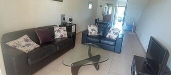 2 Bedroom House Sleeps 6 - Pool, Hot Tub, Garden