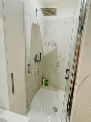 Shower, hair dryer, bidet, towels - Beautiful Furnished Modern Renovated 1-Bedroom Apartment in Center of Trapani (Trapani)