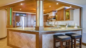 Una cucina con isola centrale, mobili in legno e lavello incassato.