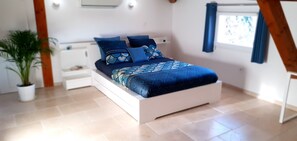 3 bedrooms, desk, soundproofing, iron/ironing board