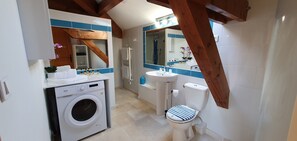Douche, sèche-cheveux, serviettes fournies, papier toilette