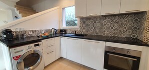 Fridge, microwave, oven, stovetop - Quiet house near Aix-en-Provence (Saint-Cannat)