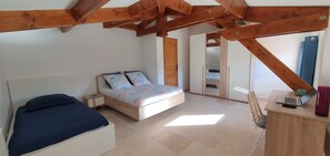 3 chambres, bureau, chambres insonorisées, fer et planche à repasser