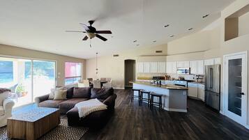 Een smart-tv, tafelvoetbal, boeken en een stereo