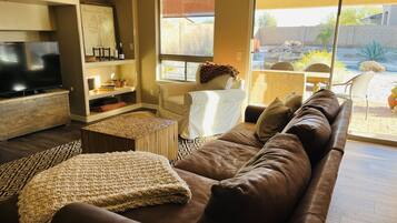 Een smart-tv, tafelvoetbal, boeken en een stereo