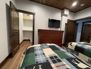 4 bedrooms, desk, WiFi, bed sheets