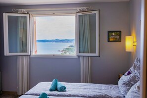 2 bedrooms, iron/ironing board, free WiFi, bed sheets - Newly renovated cottage with multiple terraces and spectacular sea view (Saint-Raphaël)