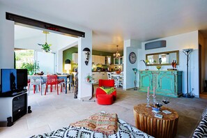 TV, books - Newly renovated cottage with multiple terraces and spectacular sea view (Saint-Raphaël)