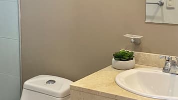 Apartemen Basic | Kamar mandi | Bathtub dan handuk