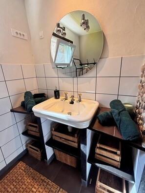 Bathroom - Le Giré Cottage with a private spa, 10 minutes from the ocean, and a fenced-in lot of 200 m² (Hudimesnil)