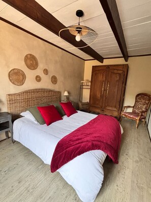 2 quartos, ferros/tábuas de passar roupa, berço de viagem