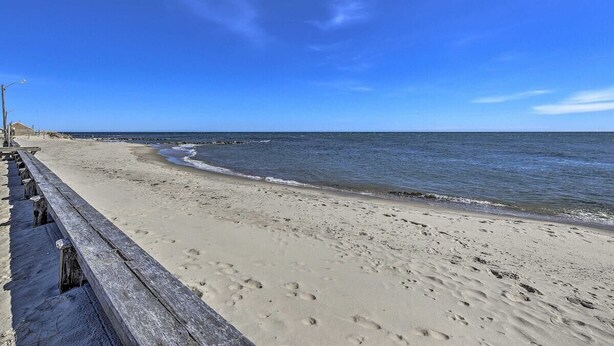 Playa en los alrededores, camastros y toallas de playa 