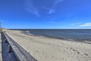 Beach nearby, sun-loungers, beach towels