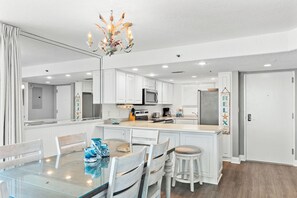 Dining - ⛱️Beachside Condo~Outdoor pool~Sauna~2BR SunDestin 818 (Destin)