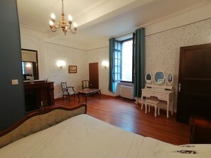 5 chambres, fer et planche à repasser, lit de bébé portatif, Wi-Fi