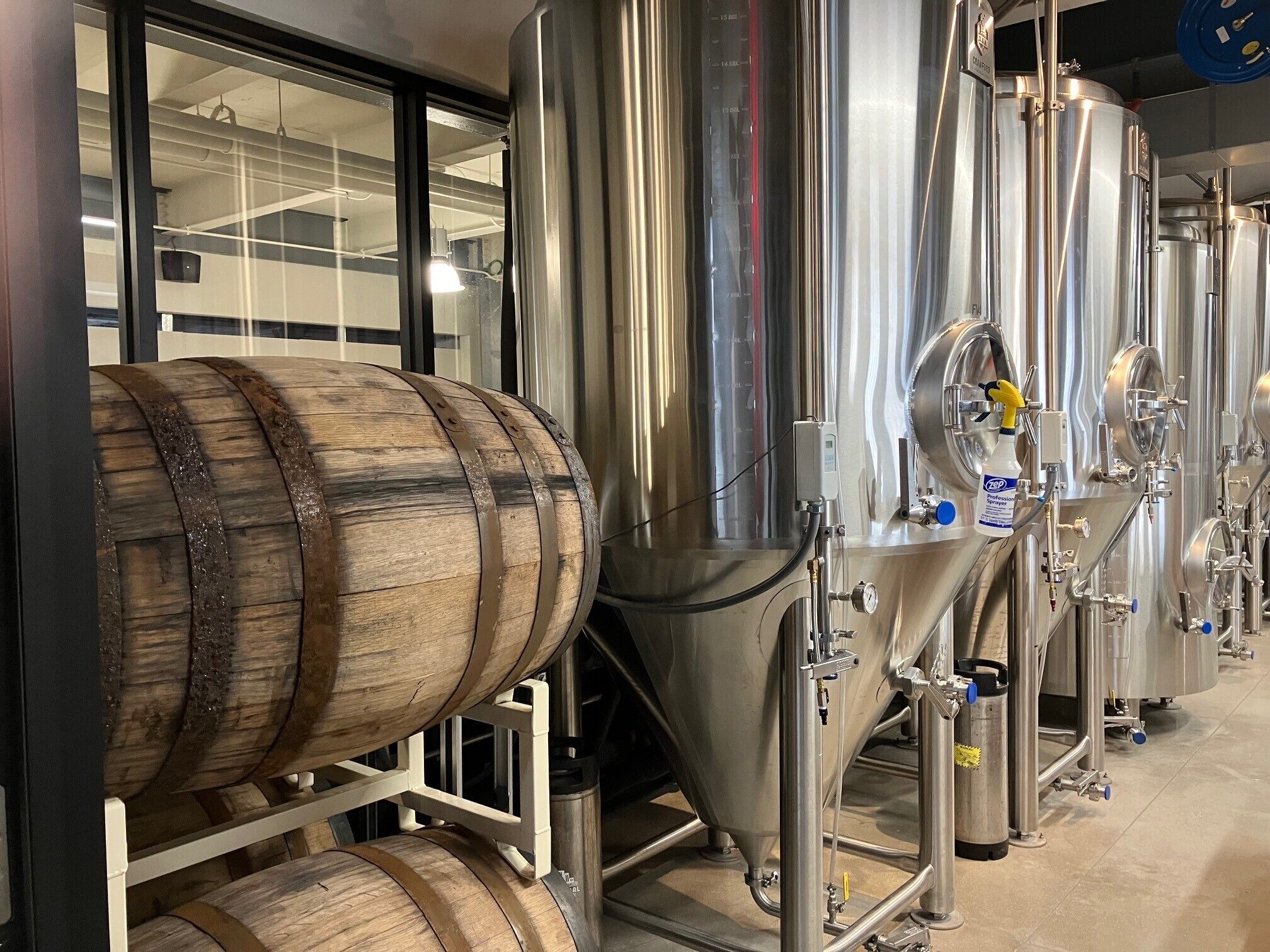 serves lunch, dinner and happy hour