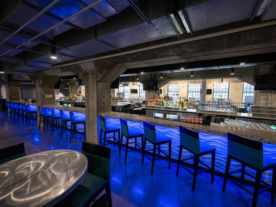 Phục vụ bữa trưa, bữa tối và happy hour