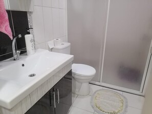 Comfort Condo | Bathroom | Hair dryer, slippers, towels, soap