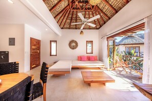 スーペリア スタジオスイート 2 ベッドルーム | リビング エリア