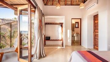 Suite estudio superior, 2 habitaciones | Caja de seguridad en la habitación y decoración personalizada