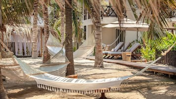 En la playa, playa de arena blanca y bar en la playa