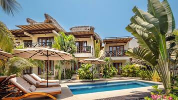 Vista frontal de la propiedad