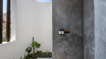 Habitación estándar, 2 camas dobles | Baño | Ducha, secador de pelo, albornoces y toallas