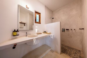 Superior Studio Suite, 2 Bedrooms | Bathroom | Shower, hair dryer, bathrobes, towels - Casa Kuaa (Puerto Escondido)