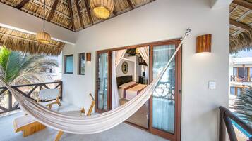 Habitación familiar, varias camas, vista a la playa | Terraza o patio