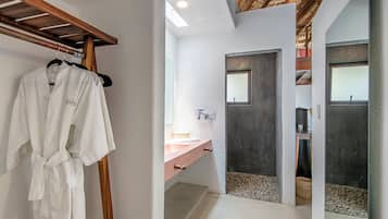 Ducha, secador de pelo, batas, toallas