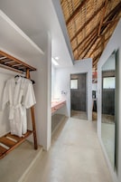 Ducha, secador de pelo, batas, toallas