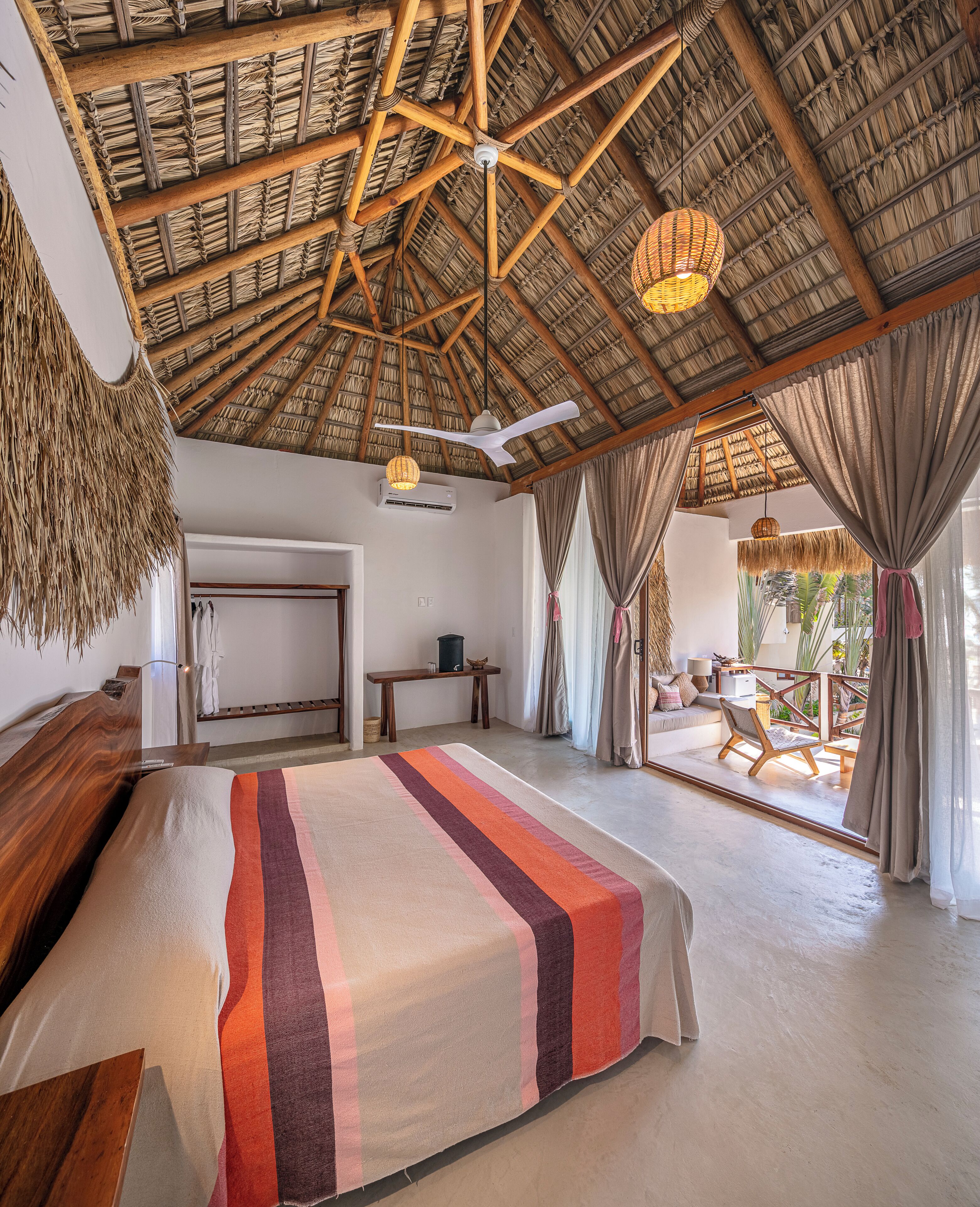 蜜月客房, 1 張特大雙人床, 熱水浴缸, 海灘景 | 房內夾萬、獨特設計、可攜式嬰兒床、免費 Wi-Fi