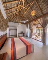 Quarto lua de mel, 1 cama King, banheira de imersão, vista para a praia | Cofres nos quartos, individualmente decorados, berço de viagem