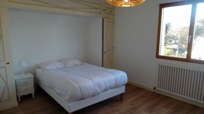 4 bedrooms, iron/ironing board, WiFi, bed sheets