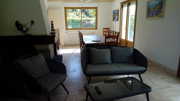 TV, fireplace, DVD player, books