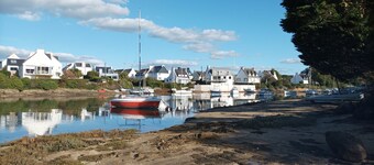 Beautiful seaside Villa in residential area with air conditioning 