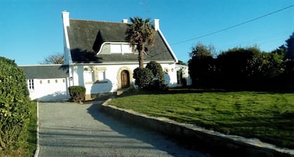 Beautiful seaside Villa in residential area with air conditioning