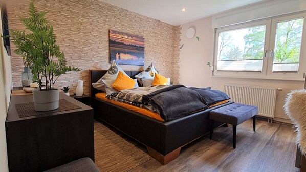 2 habitaciones, escritorio y tabla de planchar con plancha 