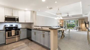 Refrigerador, microondas, horno y parrilla de estufa