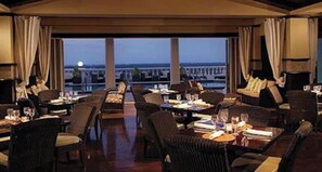 Dining - MINUTES from DISNEY 3bed/3bath Poolside at Luxurious Resort  (Four Corners)