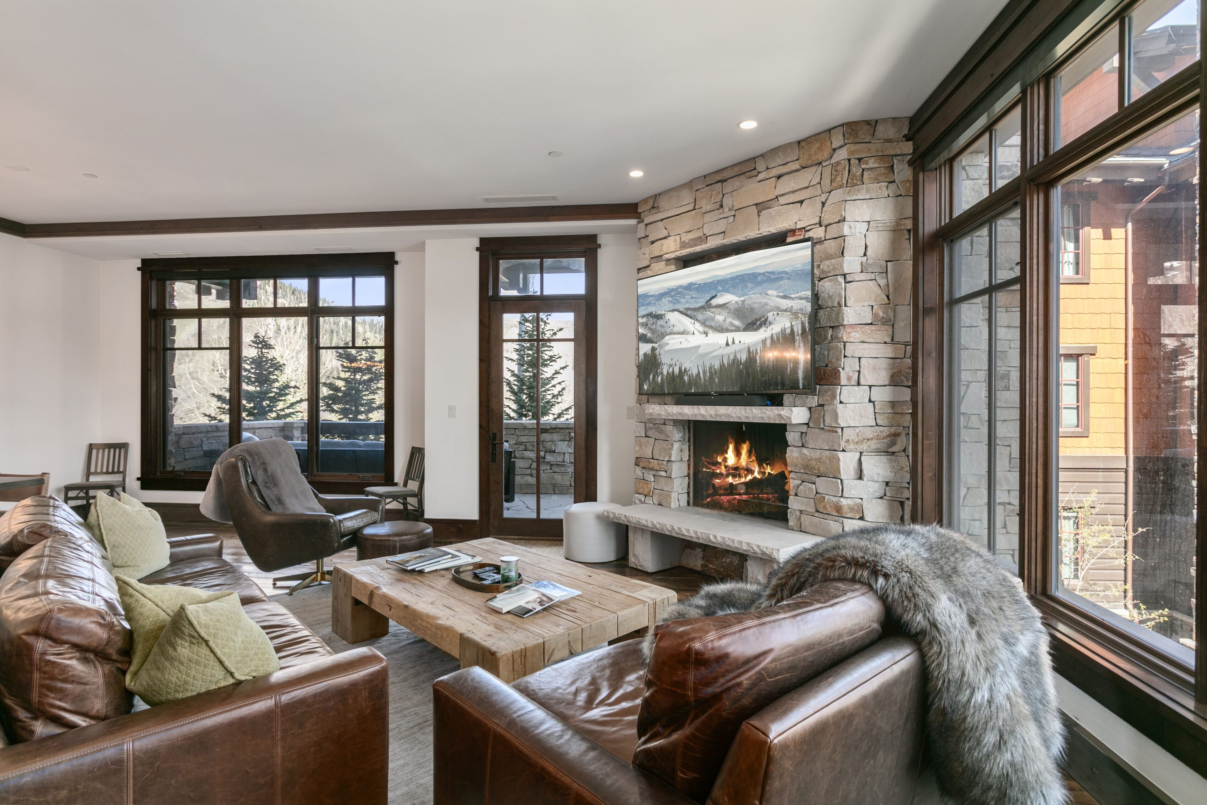 Smart TV, fireplace