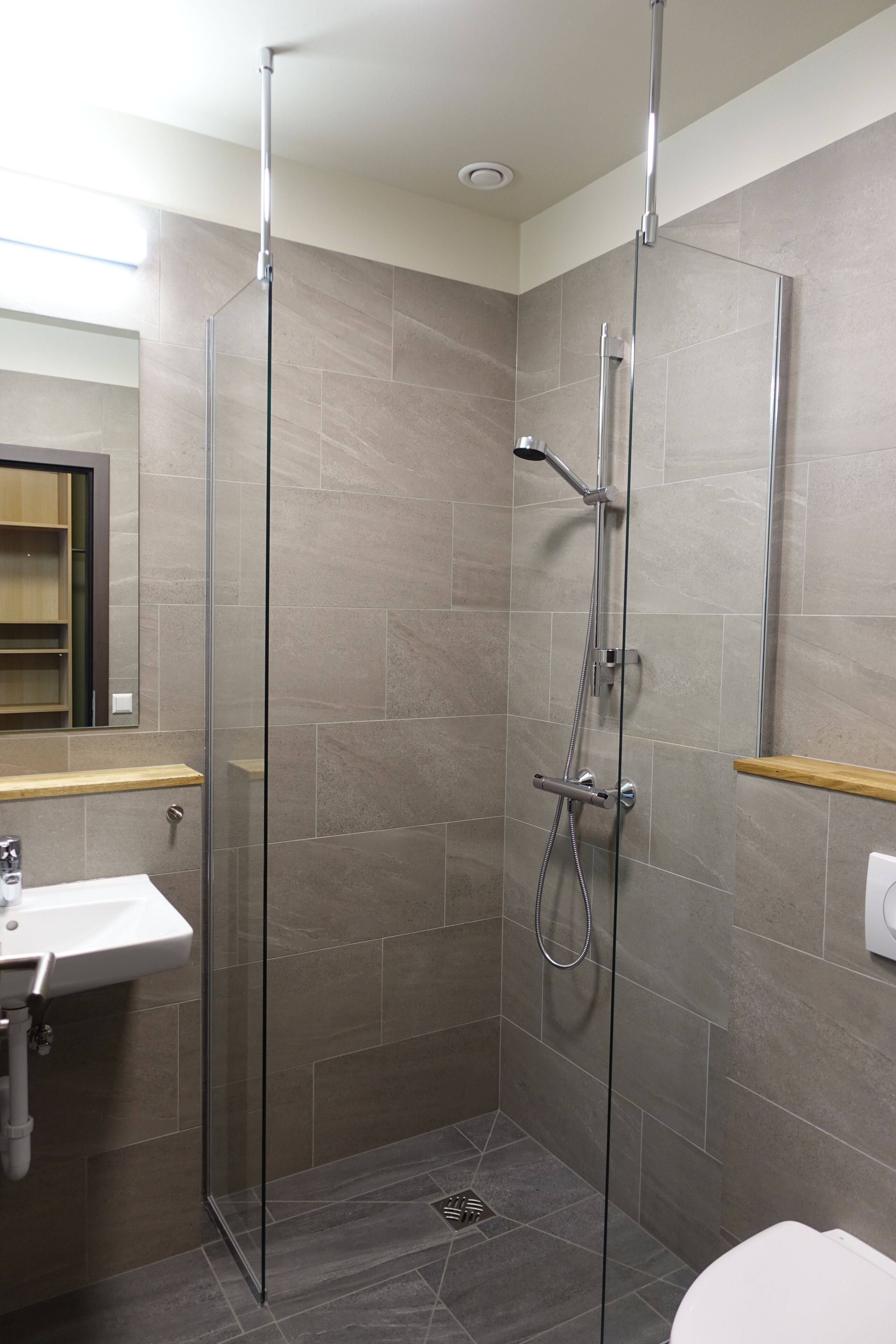 standard double or twin room | bathroom | shower, hair dryer, heated floors, towels