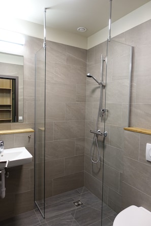 Quarto casal ou duplo standard | Banheiro | Chuveiro, secador de cabelo, piso aquecido, toalhas de banho