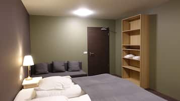 Habitación superior con 1 cama matrimonial o 2 individuales, vista a la montaña | Escritorio, espacio para trabajar con laptop y wifi gratis